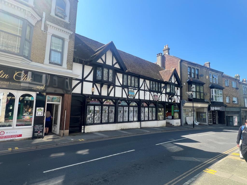 Lot: 109 - LANDMARK TOWN CENTRE FORMER RESTAURANT WITH LIVING ACCOMMODATION - Tudor style high street commercial property